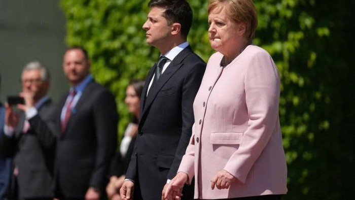 Kanselir Jerman Angela Merkel menggenggam tangannya saat kejang-kejang. (Foto: BBC) Kanselir Jerman Angela Merkel menggenggam tangannya saat kejang-kejang. (Foto: BBC)