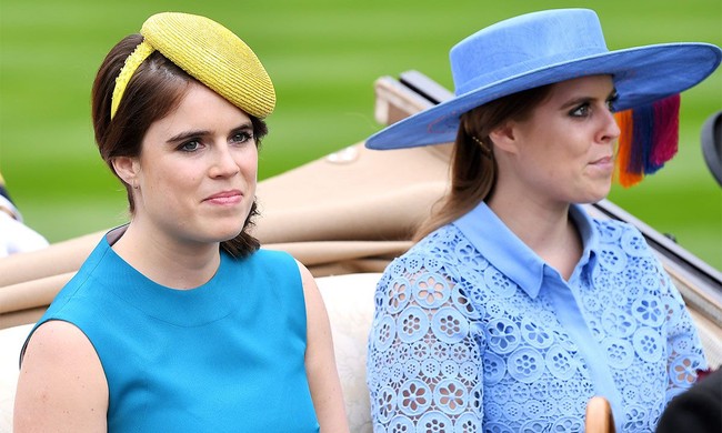 Putri Inggris lainnya juga mengenakan nuansa biru yang lembut. Beatrice mengenakan gaun lace dari Maje. Foto: Getty Images