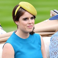 Putri Inggris lainnya juga mengenakan nuansa biru yang lembut. Beatrice mengenakan gaun lace dari Maje. Foto: Getty Images