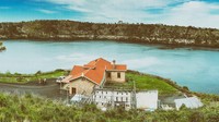 Tidak hanya jernih, danau kecil ini juga dikelilingi oleh alam yang cantik. (iStock)