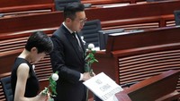 Para anggota dewan tersebut mengenakan pakaian serba hitam dan membawa setangkai bunga untuk menunjukkan duka mendalam atas tewasnya pendemo saat melakukan aksi protes RUU ekstradisi beberapa waktu lalu.