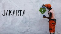 Momen jelang HUT DKI Jakarta dimanfaatkan untuk membuat mural.