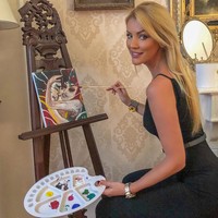 Mengenai caranya memegang palet yang tidak seperti pelukis pada umumnya, Cristina pun memiliki jawaban. Foto-foto itu dilakukan setelah lukisanku selesai dan aku memegang palet di tanganku sebagai simbol dari sebuah seni, katanya. Dia biasanya akan memakai busana yang menarik dan mengaplikasikan makeup sebelum berpose dengan lukisannya. Foto: Instagram @cristinaszeifert