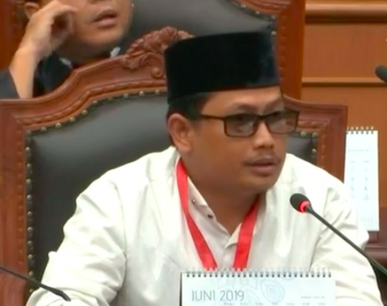 KPU Sindir Saksi 02 Tahanan Kota: Ngomong Pelan dan Kacamata Gaya KPU Sindir Saksi 02 Tahanan Kota: Ngomong Pelan dan Kacamata Gaya
