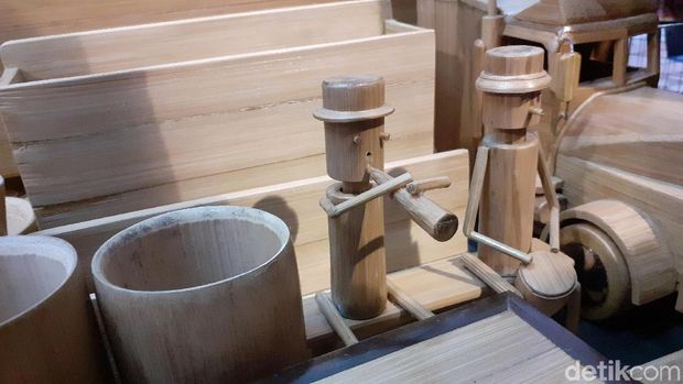 Awalnya Iseng, Eks Ojek Ini Kini Beromzet Puluhan Juta dari Bambu