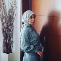 Mantap berhijab, setiap harinya unggahan Meisya di Instagram yang menampilkan foto dirinya memakai jilbab dibanjiri pujian netizen. Penampilan istri Bebi Romeo itu disebut semakin cantik saja. Foto: Instagram @ meisya__siregar