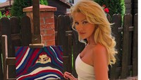 Selebgram Cristina Szeifert dituduh memalsukan keahlian melukis. Netizen curiga karena model cantik ini tidak pernah kotor dan palet lukisnya tidak berubah (cristinaszeifert/Instagram)