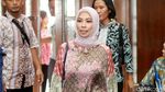 Gaya Berbatik Asty Winasti Jalani Sidang Perdana