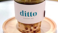 Bubble tea ber-topping marshmallow bentuk babi yang tengah tertidur pulas ini milik kafe asal Thailand bernama Ditto Modern Tea. Bikin sayang untuk diminum, ya! Foto: Ditto Modern Tea
