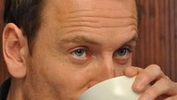 Nih, pose tampan Michael saat asyik menikmati secangkir kopi hangat. Terbukti kalau Michael memang benar-benar suka kopi. Foto: Hollywood Life/Istimewa