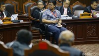 Menurut tim KPU, pemohon, yakni Prabowo-Sandiaga, tidak pernah mempersoalkan proses penghitungan suara di TPS-TPS dan rekapitulasi hasil penghitungan suara secara manual di tingkat kecamatan yang menjadi dasar penetapan penghitungan perolehan tingkat nasional.