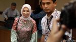 Gaya Berbatik Asty Winasti Jalani Sidang Perdana