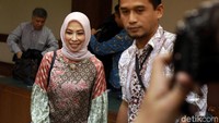 Sesekali Asty tersenyum kepada media saat akan menjalani sidang perdana kasus suap yang juga menyeret Bowo Sidik Pangarso.