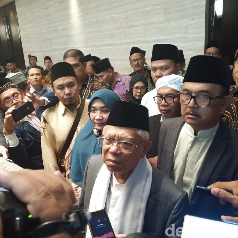 Maruf Amin Serahkan Masalah Jabatan di Bank Syariah ke KPU Maruf Amin Serahkan Masalah Jabatan di Bank Syariah ke KPU