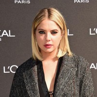 Ashley kini berdomisili di California. Disebut-sebut, ia telah pindah ke kediaman Cara. Meski begitu, Ashley punya darah campuran dari Inggris dan Jerman.  Foto: dok. Getty Images