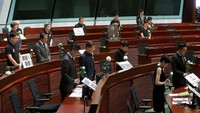 Anggota Dewan Legislatif Hong Kong mengheningkan cipta untuk pendemo yang tewas saat melakukan aksi protes RUU Ekstradisi, Hong Kong, Rabu (19/6/2019).
