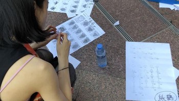 Beberapa pendemo membuat origami bentuk bunga lili sebagai bentuk duka terhadap pendemo yang telah meninggal. (Foto: Boredpanda)