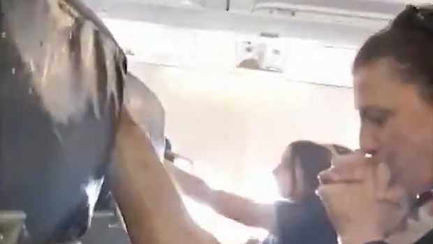 Situasi di dalam pesawat maskapai Bulgaria yang mengalami turbulensi