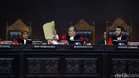 Lembaran yang diduga dokumen pileg dibawa ke persidangan, namun tak didaftarkan sebagai bukti.