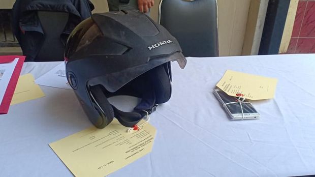 Barang bukti yang diamankan dari Budi Sumarlin.