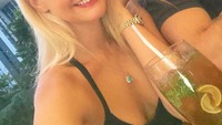 Menikmati segelas minuman segar, ini Ailey dan sang pacar yang bernama Richard Evans. Menurut kamu, mereka serasi nggak? Foto: Instagram aileymacqueen