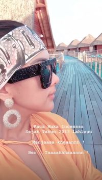 Liburan ke Bora Bora, Syahrini Pakai Kacamata Rp 27 Juta