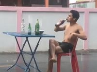 Usai Makan di Tengah Hujan, Pria Ini Lanjut Minum di Atas Genteng!