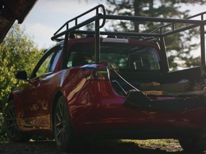 Gadis Ubah Mobil Listrik Tesla Jadi Pikap
