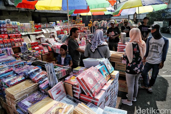 Berburu Alat Tulis Sekolah di Pasar Asemka 