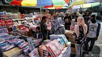 Begini suasana jual beli perlengkapan alat tulis sekolah di Pasar Asemka, Jakarta, Rabu (19/6/2019).