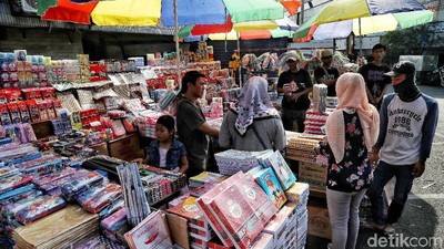 Berburu Alat Tulis Sekolah di Pasar Asemka