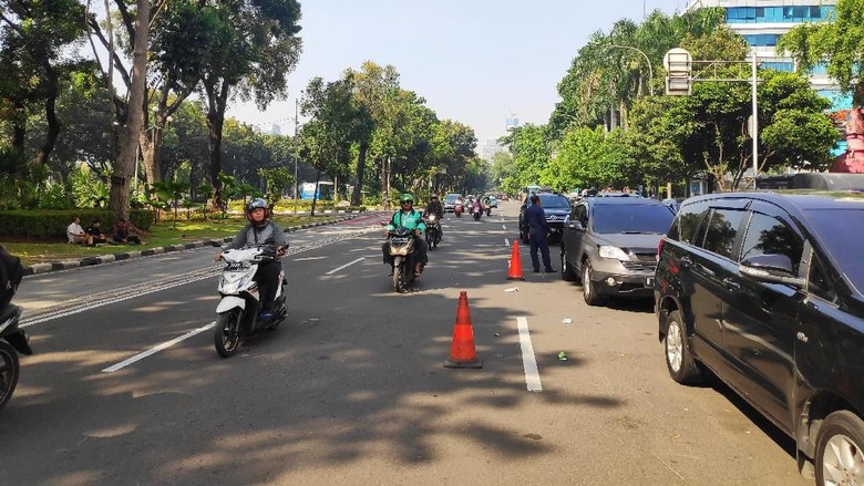 Sidang MK Dimulai, Jalan Depan MK Masih Bisa Dilewati Kendaraan Sidang MK Dimulai, Jalan Depan MK Masih Bisa Dilewati Kendaraan