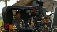 Emosi Minke terlihat berkecamuk kala menaiki sebuah kereta kuda. Dok. Falcon Pictures