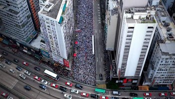 Diperkirakan ada 2 jutaan warga turun ke jalanan. Aksi demo diketahui bahwa RUU ekstradisi yang diprotes warga Hong Kong itu akan mengizinkan ekstradisi ke setiap yurisdiksi yang sebelumnya tidak memiliki perjanjian ekstradisi dengan Hong Kong, termasuk China daratan.  (Foto: Boredpanda)