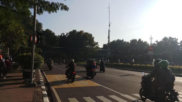 Belum ada penutupan arus lalu lintas oleh kepolisian. 