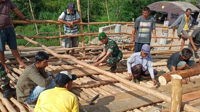 Jembatan Darurat Sumsel-Lampung Sempat Jebol Karena Truk Nekat Lewat Jembatan Darurat Sumsel-Lampung Sempat Jebol Karena Truk Nekat Lewat