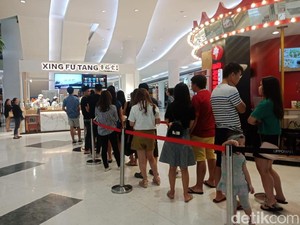 Fenomenal! Pembeli Rela Antre Berjam-jam Demi Makanan Viral