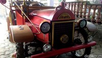 Sudarnyo, pria yang terampil dan telaten bereksperimen membuat mobil itu seorang diri. Warga Desa Tahunan Kabupaten Jepara hanya modal kayu dan mesin motor berkapasitas 200 cc.