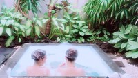 Momen santai lainnya juga ditunjukkan Putri saat renang bersama saudaranya. Segelas teh hangat dan camilan sudah siap dinikmati di pinggir kolam.  Foto: instagram @17.putrijuby