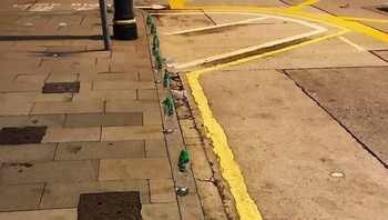 Botol-botol berisi air sengaja ditinggalkan di sepanjang trotoar dan area demo lainnya sehinga pendemo yang terkena gas air mata bisa menyirami dirinya sendiri. (Foto: Boredpanda)