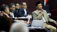 Agenda sidang kali ini mendengarkan keterangan saksi fakta dan saksi ahli dari pihak pemohon, Prabowo-Sandiaga.