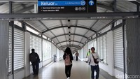Di lantai dua stasiun dibangun jembatan penghubung sepanjang 350 meter untuk mempermudah penumpang KRL menuju ke Terminal Shuttle Bus BSD Link dan Pasar Modern Intermoda BSD City. Agung Pambudhy/detikcom  
