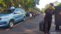 Pantauan detikcom, Rabu (19/6/2019) pukul 07.20 WIB, Jalan Medan Merdeka Barat, Jakarta Pusat yang mengarah ke Patung Kuda belum ditutup oleh polisi. Kendaraan masih melintas dari arah MH Thamrin meski hanya satu jalur. Aktivitas kendaraan ramai lancar. Foto: Jalan Medan Merdeka Barat (Zunita Amalia Putri/detikcom)