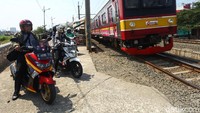 Perlintasan yang tidak dilengkapi dengan palang pintu ini tentunya sangat berbahaya bagi pengendara yang melintas.