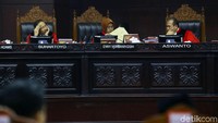Hakim konstitusi Enny Nurbaningsih memeriksa amplop-amplop yang diserahkan saksi dari tim hukum Prabowo.