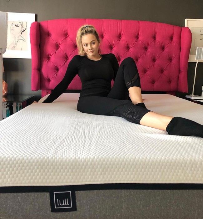 Pada 2012, Simone pernah digosipkan berkencan dengan Leonardo DiCaprio. Namun hingga kini belum terkonfirmasi apakah gosip tersebut benar atau hanya kecurigaan publik semata. Foto: Instagram/@moannn