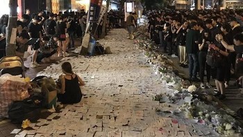 Para pendemo melakukan aksi peringatan dan doa kepada salah satu pendemo yang telah meninggal dunia akibat demo tersebut. (Foto: Boredpanda)