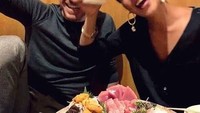 Ditemani sang istri, Alicia Vikander. Acara makan-makan Michael dengan aneka sashimi dan hidangan laut segar lainnya jadi semakin seru. Foto: Hollywood Life/Istimewa
