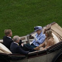 Datang di kereta kuda yang sama dengan Ratu Elizabeth, Ratu Maxima dari Belanda mengenakan gaun champagne yang ia padukan dengan topi statement berbentuk bunga. Foto: Getty Images