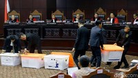Empat kontainer box dibuka di depan hakim konstitusi oleh panitera.